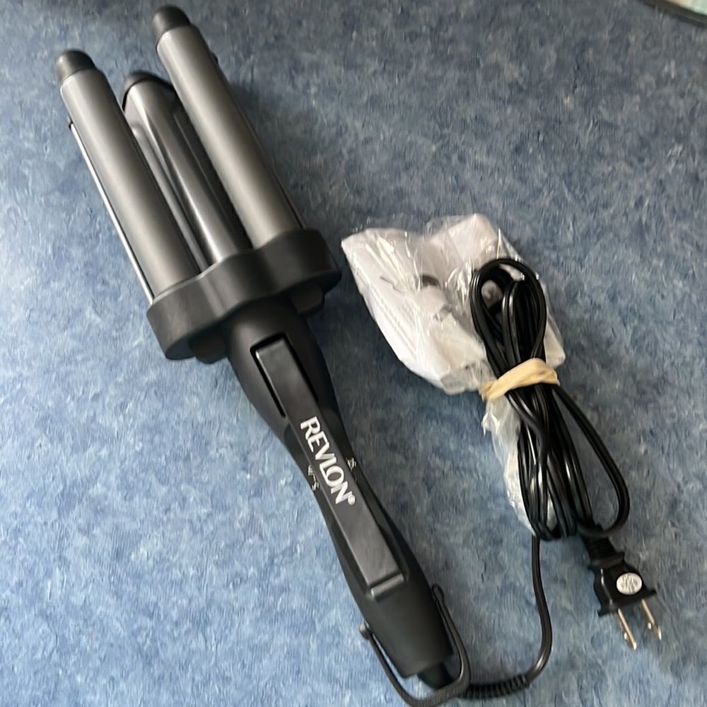 NWOT-Revlon3 Barrel Gray/Black Jumbo Waver w/ On/Off Switch & Temp Adjustments